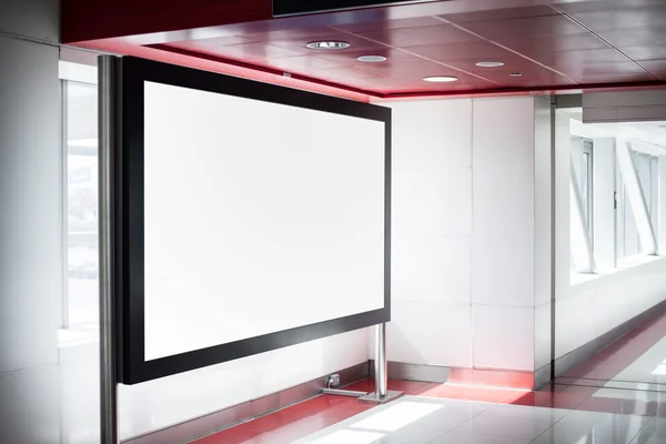 Blank svart reklam står i röd inredning — Stockfoto