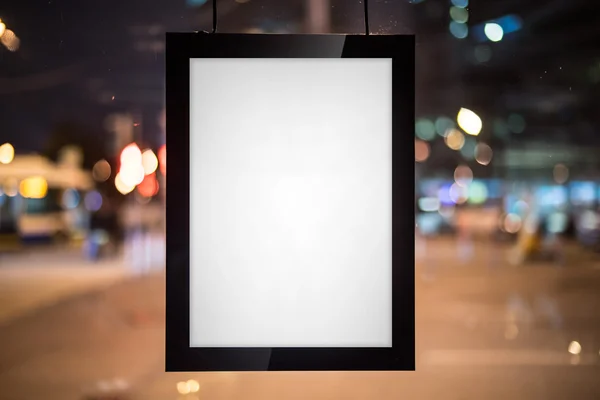 Schwarze leere Leinwand auf dem Fenster — Stockfoto