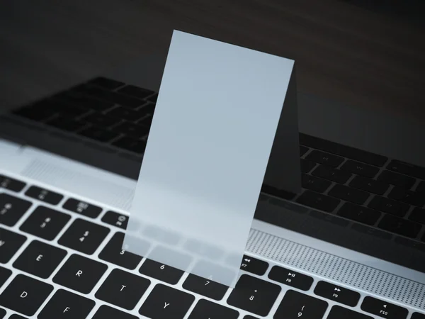 Transparente Visitenkarte auf Laptop — Stockfoto