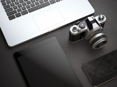 Mockup bilgisayar, kamera ve tablet siyah zemin üzerinde