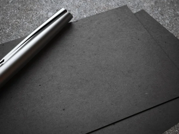 Черная визитка с роскошной серебряной ручкой — стоковое фото