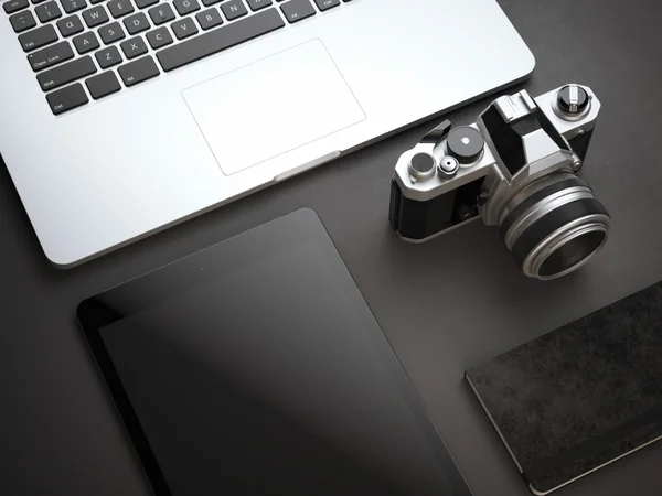Макет с компьютером, камерой и планшетом на черном полу — стоковое фото