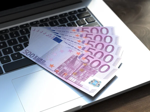 Cinco billetes de euros en el teclado portátil moderno — Foto de Stock