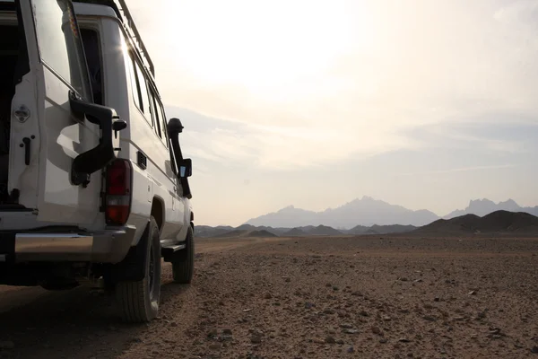 En coche a través del desierto — Foto de Stock