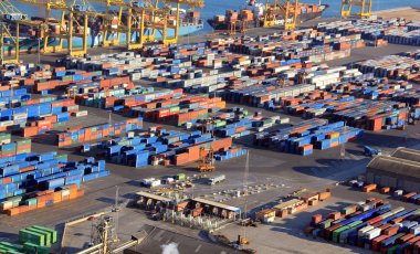 Barcelona limanındaki konteynırlar arasındaki yükleyici