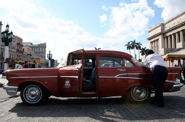 A taxisofőr egy turistára vár a Kapitólium előtt. — Stock Fotó