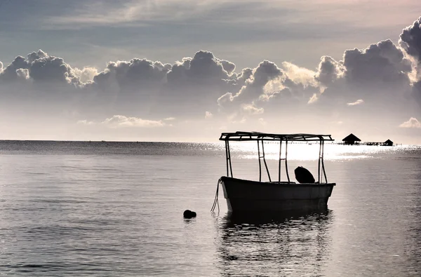 Una barca al mattino calma — Foto Stock