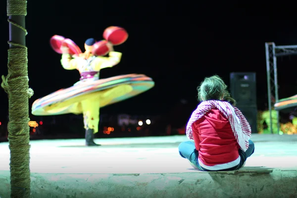 Una niña y Tanura bailarina Fotos De Stock