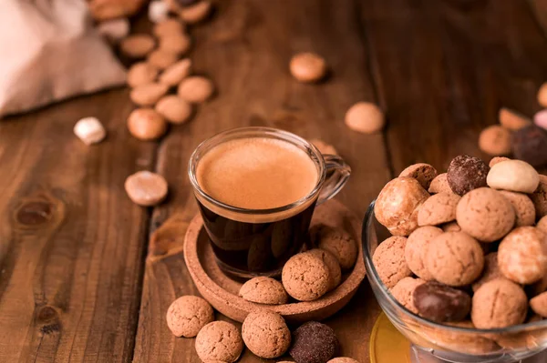 Vacaciones en Holanda Sinterklaas. Dulces tradicionales, galletas pepernoten y espresso sobre una mesa de madera. Copiar espacio. Foto de alta calidad — Foto de Stock