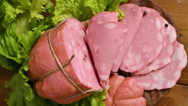 Antipasti tradizionali italiani mortadella su un piatto di legno — Video Stock