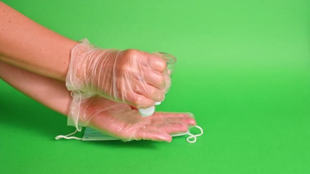 Τα γάντια χέρια χρησιμοποιούν απολυμαντικό και ασπίδα προσώπου. Χρήματα που απαιτούνται για την επιδημία του coronavirus. — Αρχείο Βίντεο