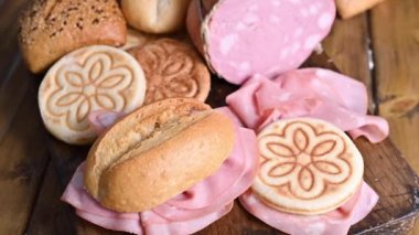 Tahta bir masada Mortadella ve Panino. Emilia Romagna bölgesindeki geleneksel İtalyan sandviçleri için çeşitli ekmekler..