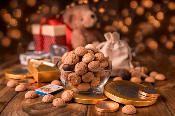 Голландське свято Sinterklaas. Чаша з печивом крюйдонен і подарунок для дитини. Концепція для дитячої вечірки День святого Миколая 5 листопада. Копіювальний простір. — стокове фото