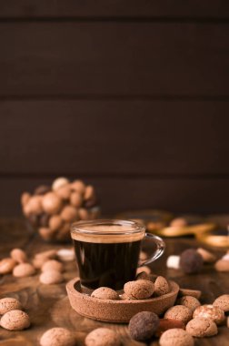 Espresso kahvesi bir bardak süte ve geleneksel tatlılara döküldü. Kurabiyeler ahşap masaya kondu. Uzayı kopyala Hollanda bayramı Sinterklaas. Yüksek kalite fotoğraf. en üstteki görünüm