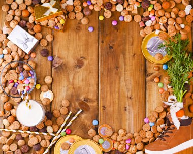 Sinterklaas. Hollanda tatil kartpostalı. Noel Baba atı, pepernoten ve şeker için havuçlu çocuk nalı ahşap bir arka plan. Yukarıdan bak. Uzayı kopyala Yüksek kalite fotoğraf