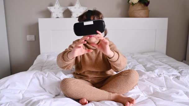 Scuola elementare ragazza utilizzando occhiali VR ed esplorare mondi virtuali — Video Stock