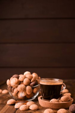 Espresso kahvesi bir bardak süte ve geleneksel tatlılara döküldü. Kurabiyeler ahşap masaya kondu. Uzayı kopyala Hollanda bayramı Sinterklaas. Yüksek kalite fotoğraf. en üstteki görünüm