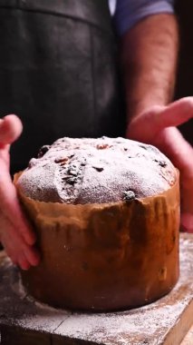 Milan 'ın Panettone' u. Noel için geleneksel İtalyan hamur işleri. Kurutulmuş meyve ve bademle birlikte. Şeker serpiştirilmiş tatlı ekmek..