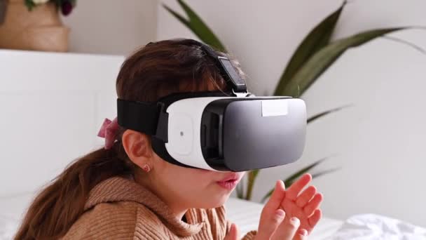 Девочка из начальной школы использует очки виртуальной реальности и исследует виртуальные миры — стоковое видео