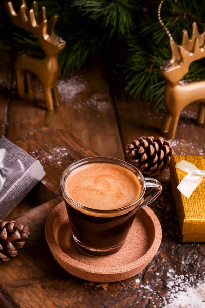 Еспресо і різдвяний декор на дерев'яному столі. Італійська чорна кава з піною.. — стокове фото