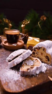 Çalıntı ve aromatik espresso kahvesi. Arkaplanda hediye kutuları var. Geleneksel Alman tatlı ekmeği, Noel için kurutulmuş meyve ve badem ezmesi. Üst Manzara. Uzayı kopyala Yüksek kalite fotoğraf