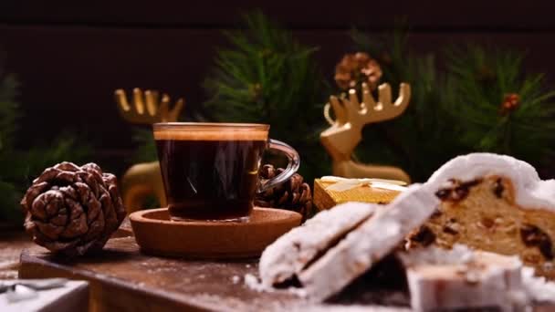 Столлен и ароматный кофе эспрессо с подарочными коробками на деревянном фоне. Традиционный немецкий сладкий хлеб с сухофруктами и марципаном на Рождество. Вид сверху. Принято. Высокое качество фото — стоковое видео