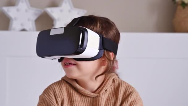 Niña de escuela primaria usando gafas VR y explorando mundos virtuales — Vídeo de stock