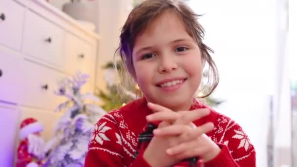 Menina sonhando em um quarto decorado para o Natal — Vídeo de Stock