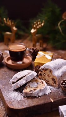 Çalıntı ve aromatik espresso kahvesi. Arkaplanda hediye kutuları var. Geleneksel Alman tatlı ekmeği, Noel için kurutulmuş meyve ve badem ezmesi. Üst Manzara. Uzayı kopyala Yüksek kalite fotoğraf