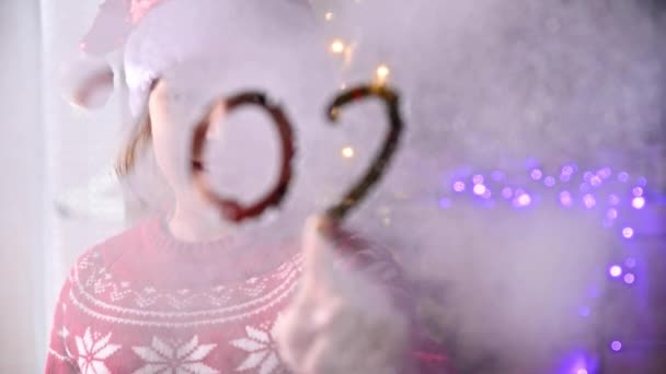 La date 2021 est écrite à la main sur la neige. Nouvel an et concept de Noël. — Video