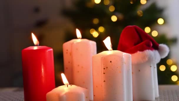 Velas de Navidad en un hogar dulce. Luces y guirnaldas navideñas. — Vídeos de Stock