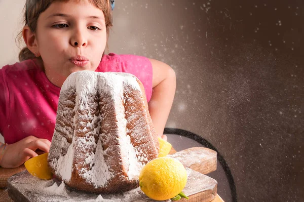 Miękki, w kształcie gwiazdy makaron posypany cukrem pudrem. Tradycyjne włoskie ciasta z Werony na Boże Narodzenie. Słodkie ciasto na wakacje. — Zdjęcie stockowe