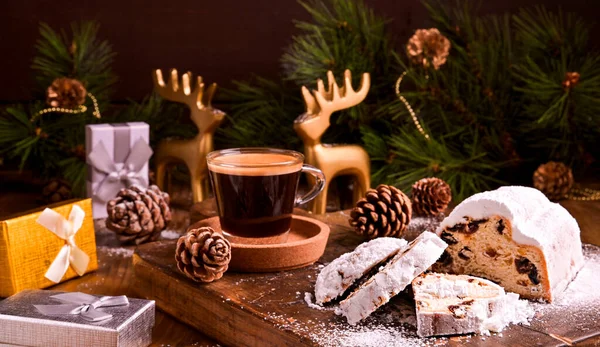 Витримана і ароматична кава еспресо з подарунковими коробками на дерев'яному тлі. Традиційний німецький солодкий хліб з сушеними фруктами і марципаном на Різдво. Краєвид. Копіюю простір. Фотографія високої якості — стокове фото