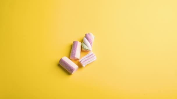 Hjärta från marshmallows sötsaker på en gul bakgrund. Sluta MUSH. Söt gåva, symbol för alla hjärtans dag och alla älskare. Färgmönster för 2021. — Stockvideo