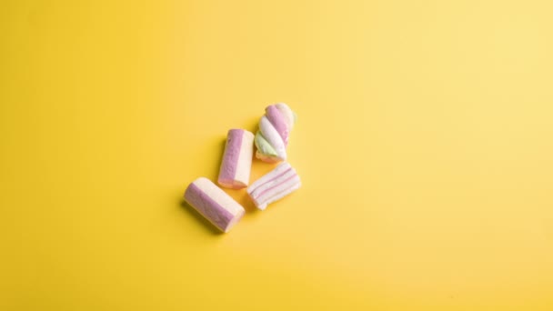 黄色の背景にマシュマロのお菓子から心。やめてくれ。甘い贈り物、バレンタインデーのシンボル、そしてすべての愛好家。2021年のカラーパターン. — ストック動画