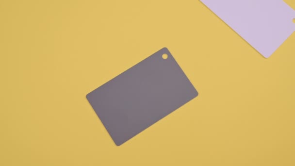 Il colore principale del 2021 sulle carte. Trendy Panton grigio su sfondo giallo. Fermati. Filmati FullHD di alta qualità — Video Stock