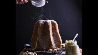 Pandoro Fıstıklı Tatlı Ekmek. İtalyan noel pastaları, fındık ezmesi ve pudra şekerli. Kuzey İtalya 'nın kutlama keki, Milano.