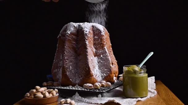 Pandoro Pistachio Pâine dulce. patiserie italiană de Crăciun cu spumă de nuci și zahăr pudră. Prăjitură de sărbătoare din nordul Italiei, Milano . — Videoclip de stoc