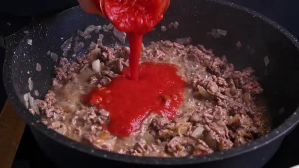 Guiso de boloñesa con carne y especias. Salsa de carne tradicional para pasta, espaguetis y lasaña en Bolonia. Cocinar en el norte de Italia. — Vídeo de stock