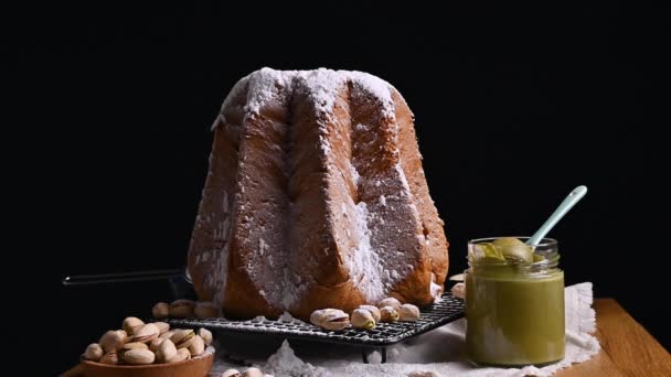 Sweet Pandora is een Italiaans kerstbrood. Zoet gebak uit Noord-Italië met pistache room. De vrouw snijdt een stuk Pandoro af. Hoge kwaliteit 4k beeldmateriaal — Stockvideo