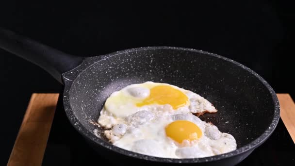 Tavada yumurta ve tereyağı. Geleneksel kahvaltı için yumurta.. — Stok video