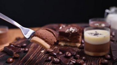 Çikolatalı ve kremalı Panna Cotta. Geleneksel İtalyan tatlısı, bir insan küçük çatalla bir porsiyon tadar.