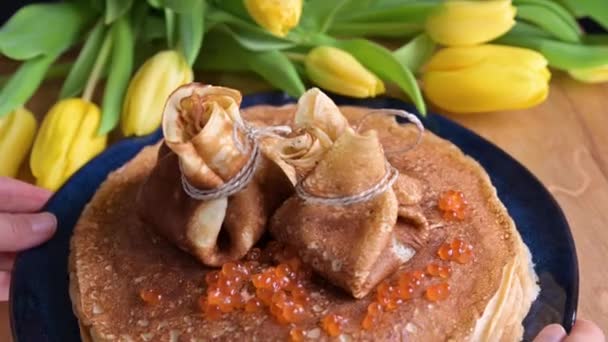 Crêpes au caviar de saumon pour célébrer la fête traditionnelle russe en février. Semaine des crêpes. Enveloppes de crêpes remplies — Video