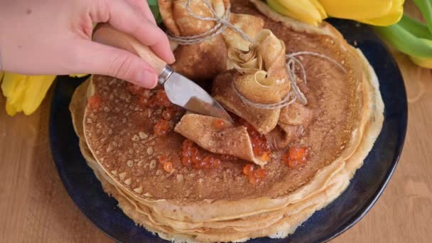 Frittelle con caviale di salmone per celebrare la tradizionale festa russa a febbraio. Settimana dei pancake. Buste piene di pancake — Video Stock