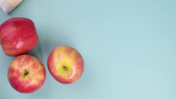 Elmalı turta, mavi arka planda küçük bir geleneksel. Pişirme süreci, elmalar ve hamur pişmiş gıdaya dönüşür. — Stok video