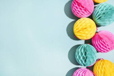 Mavi arka planda karnaval için çelenkler. Parlak şenlik dekoru. Poster ya da kartpostal. Uzayı kopyala Sert ışıkta yüksek kaliteli fotoğraf