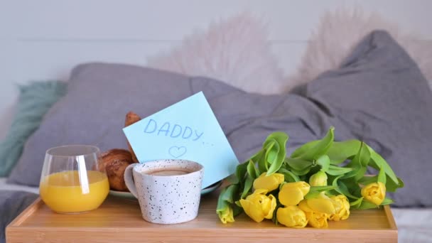 Листівка татові. День батьків сюрприз. Сніданок, кава, квіти і лист для коханого тата в спальні вранці . — стокове відео