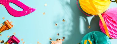 Mavi arka planda karnaval maskesi ve konfeti. 2021 yılında İtalya 'da düzenlenen geleneksel Venedik karnavalı konsepti. Boşluğu kopyala.