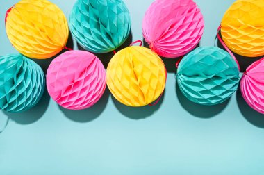 Mavi arka planda karnaval için çelenkler. Parlak şenlik dekoru. Poster ya da kartpostal. Uzayı kopyala Sert ışıkta yüksek kaliteli fotoğraf