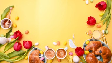Bahar kahvaltısı. Parlak fincanlarda iki Espresso kahvesi, Paskalya çikolatası yumurtaları, pembe tavşan kulakları ve sarı arka planda kırmızı laleler. Sancak uzun format. Uzayı kopyala Düz yatıyordu.